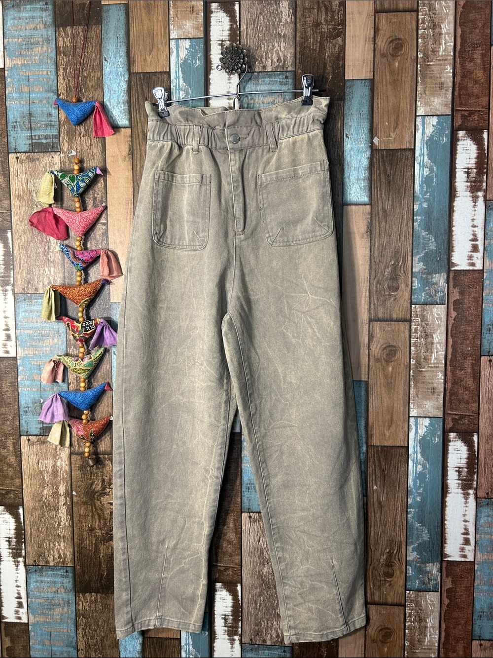 Aaron & Amber small High-Rise Relaxed Chinos in Olive